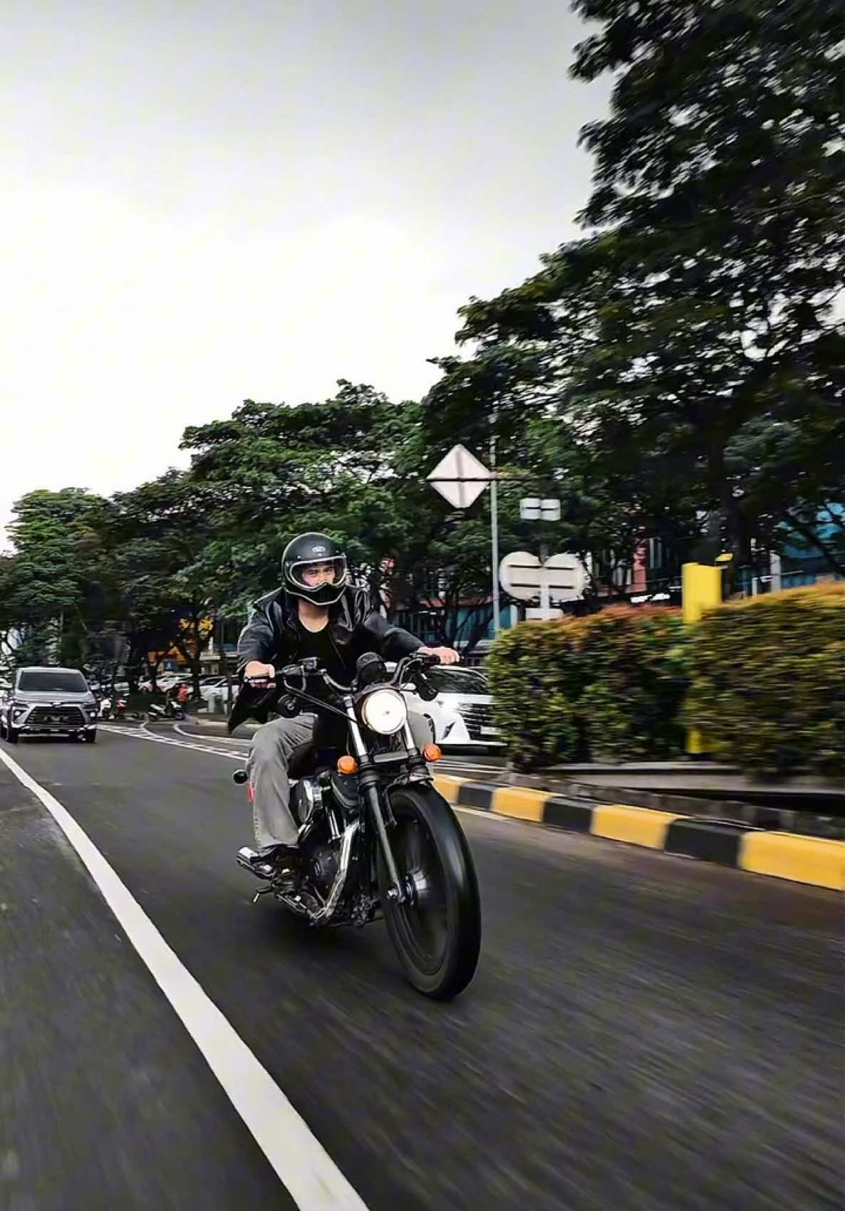 Makanya riding sambil ngebayangin es krim di tengah panas. Eh tapi bukan. Ini lebih dari itu ini gaya hidup, Bro! @Abib.indonesia 