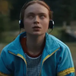 так вот что играло в наушниках у макс .. #st #strangerthings #оченьстранныедела #maxmayfield #иванзоло2004 