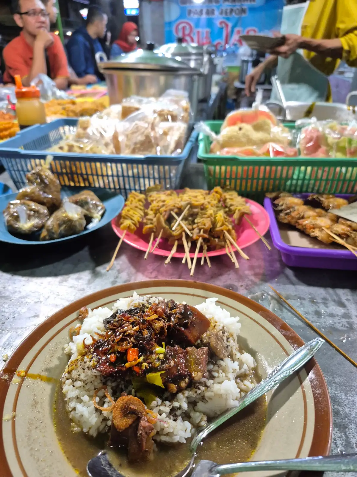 Kalian wajib nyobain ini !!! Ini pertama kali nyobain makan malam disini, tempatnya di pasar jepon pinggir jalan. Ada banyak menu, dari mulai nasi dan sate-satean. Harganya murah polllllll. Favoritku disini nasi rawon dan sate usus pedas 🔥  Di pinggir jalan pasar sini ada banyak pilihan warung makan ya, jadi tinggal pilih sesuka kalian 😉 Meskipun jauh sekali dari rumahku tapi ini worth it sangatttt, dan kapan kapan pasti kesini lagi 🤭 #kuliner #pasarjepon #kulinerblora #kulinermalam #warungmakan #fyp 