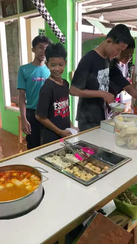Wonosegoro hadir bolo ramekann… Bakso prasmanan pak koki buka jam 11 siang sampek jam 12 malam  Hari Selasa libur Jangan lupa mampir ya bolo Lokasi :  Klero depan Polsek tengaran deket Salatiga Gogle map nasi goreng pak koki Klero