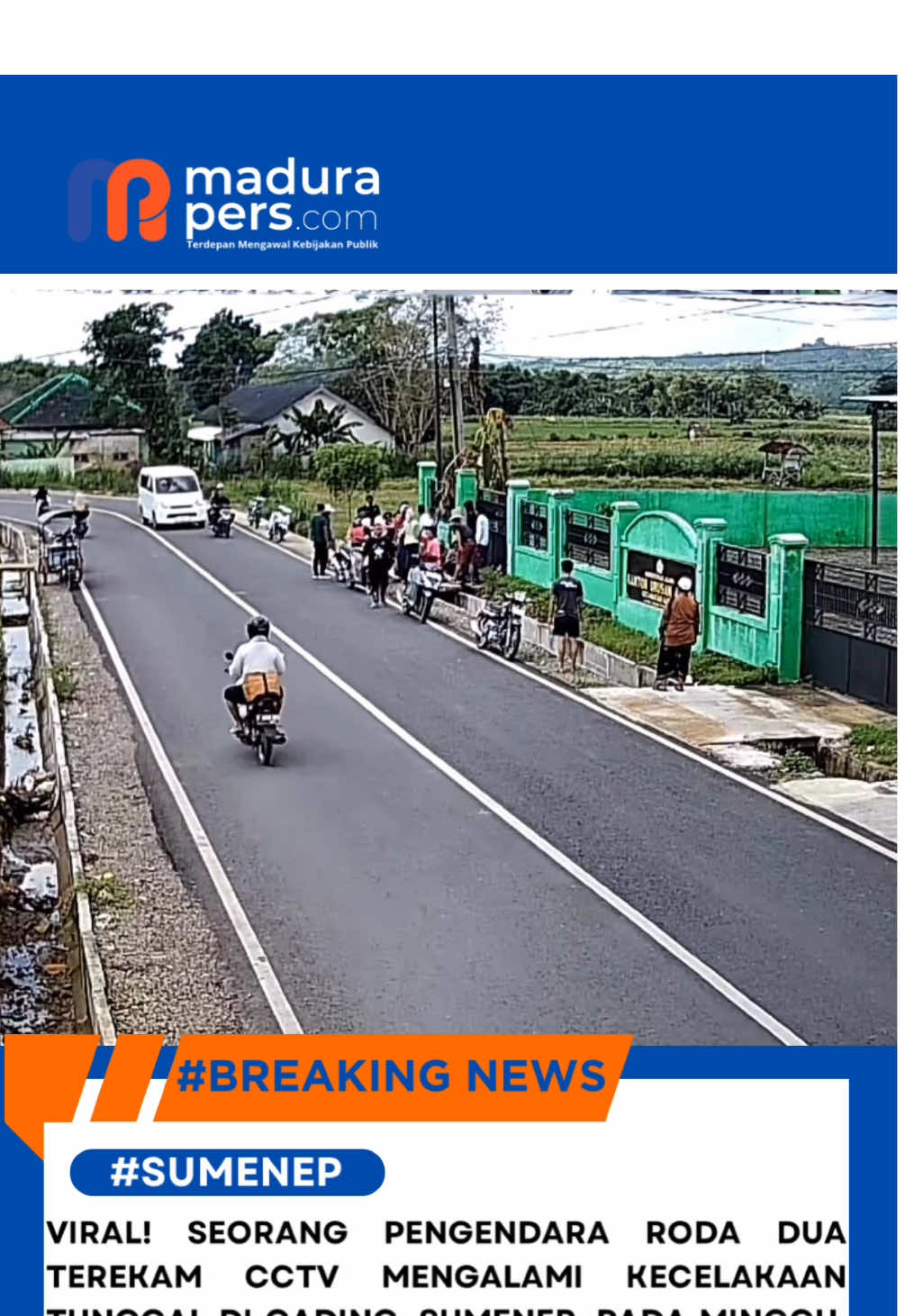 Viral! Seorang pengendara roda dua terekam CCTV mengalami kecelakaan tunggal di Gading, Sumenep, pada Minggu, 25 Mei 2025. Motor yang dikendarainya tiba-tiba menerobos selokan air, mengejutkan warga sekitar. #fyp #sumenep #madura #gading #kecelakaan #beritatiktok #beritaviral #tiktoktrending #maduraviral #suramadu #tiktoknews 