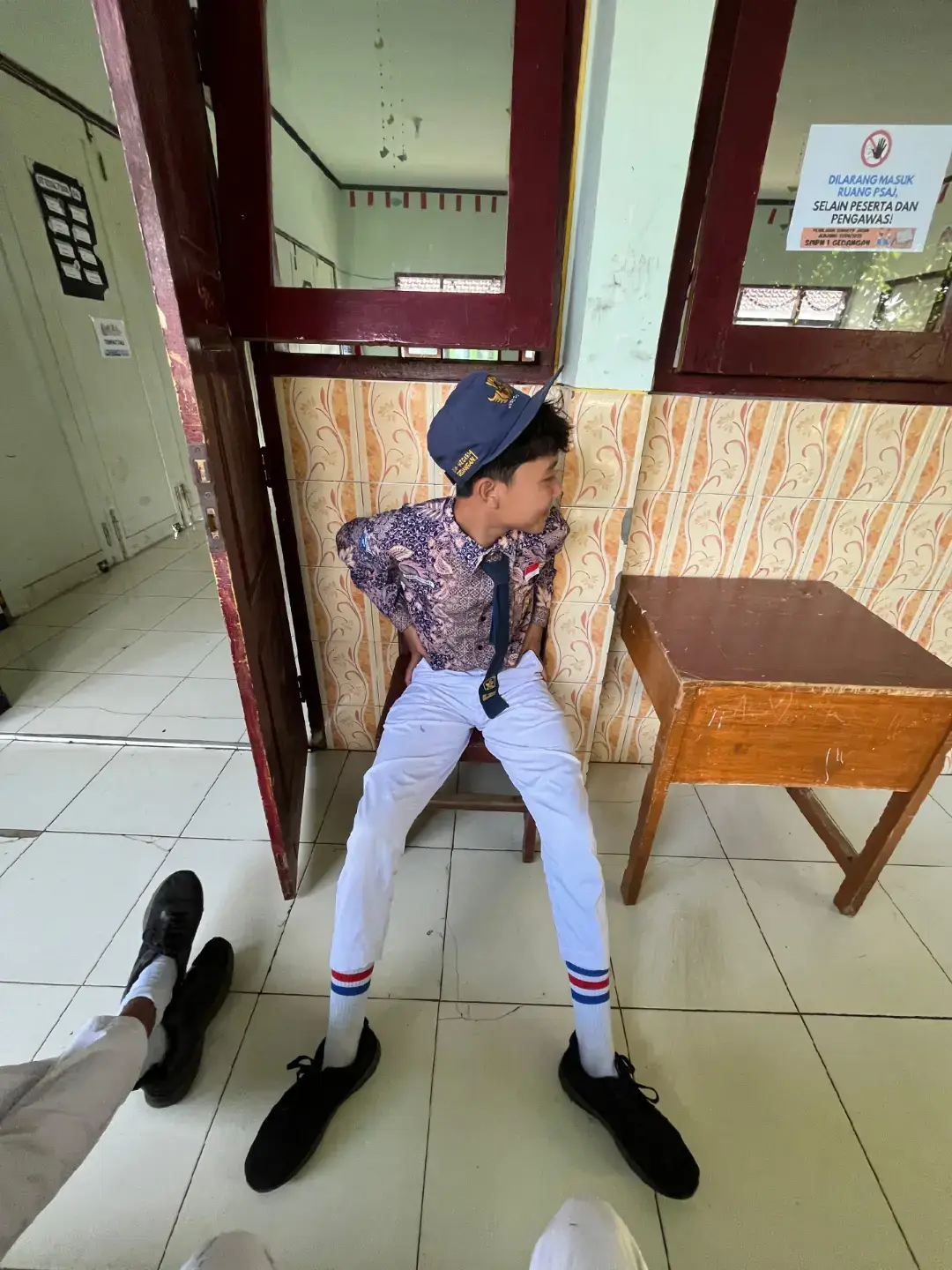 bahan-bahan  membuat Ayam Geprek  *Bahan-bahan:* - 4-6 potong ayam (paha atau dada) - 1/2 cup tepung terigu - 1/4 cup tepung beras - 1/4 cup tepung maizena - 1/2 sdt garam - 1/4 sdt lada bubuk - 1/4 sdt baking powder - 1 butir telur - Minyak goreng untuk menggoreng - Sambal geprek (bahan-bahan sambal ada di bawah) - Bahan sambal geprek: - 10-15 buah cabe rawit - 5-6 buah cabe merah keriting - 2 siung bawang putih - 1 sdt garam - 1/2 sdt gula pasir - 1/2 sdt penyedap rasa (opsional) *Langkah-langkah:* 1. *Marinasi ayam:* Campurkan ayam dengan garam, lada bubuk, dan telur. Aduk rata dan diamkan selama 30 menit. 2. *Membuat adonan tepung:* Campurkan tepung terigu, tepung beras, tepung maizena, garam, dan baking powder. Aduk rata. 3. *Menggoreng ayam:* Celupkan ayam yang telah dimarinasi ke dalam adonan tepung, lalu goreng dalam minyak panas hingga berwarna keemasan. Angkat dan tiriskan. 4. *Membuat sambal geprek:* Ulek cabe rawit, cabe merah keriting, dan bawang putih hingga halus. Tambahkan garam, gula pasir, dan penyedap rasa. Aduk rata. 5. *Geprek ayam:* Letakkan ayam goreng di atas cobek atau ulekan. Geprek ayam dengan ulekan hingga sedikit geprek dan tercampur dengan sambal. 6. *Sajikan:* Sajikan ayam geprek dengan nasi hangat atau sebagai lauk untuk hidangan lainnya. *Tips:* - Pastikan minyak goreng panas sebelum menggoreng ayam untuk mendapatkan hasil yang crispy. - Jangan over-geprek ayam, karena dapat membuat ayam menjadi hancur. - Sesuaikan tingkat kepedasan sambal dengan selera Anda. Selamat mencoba!