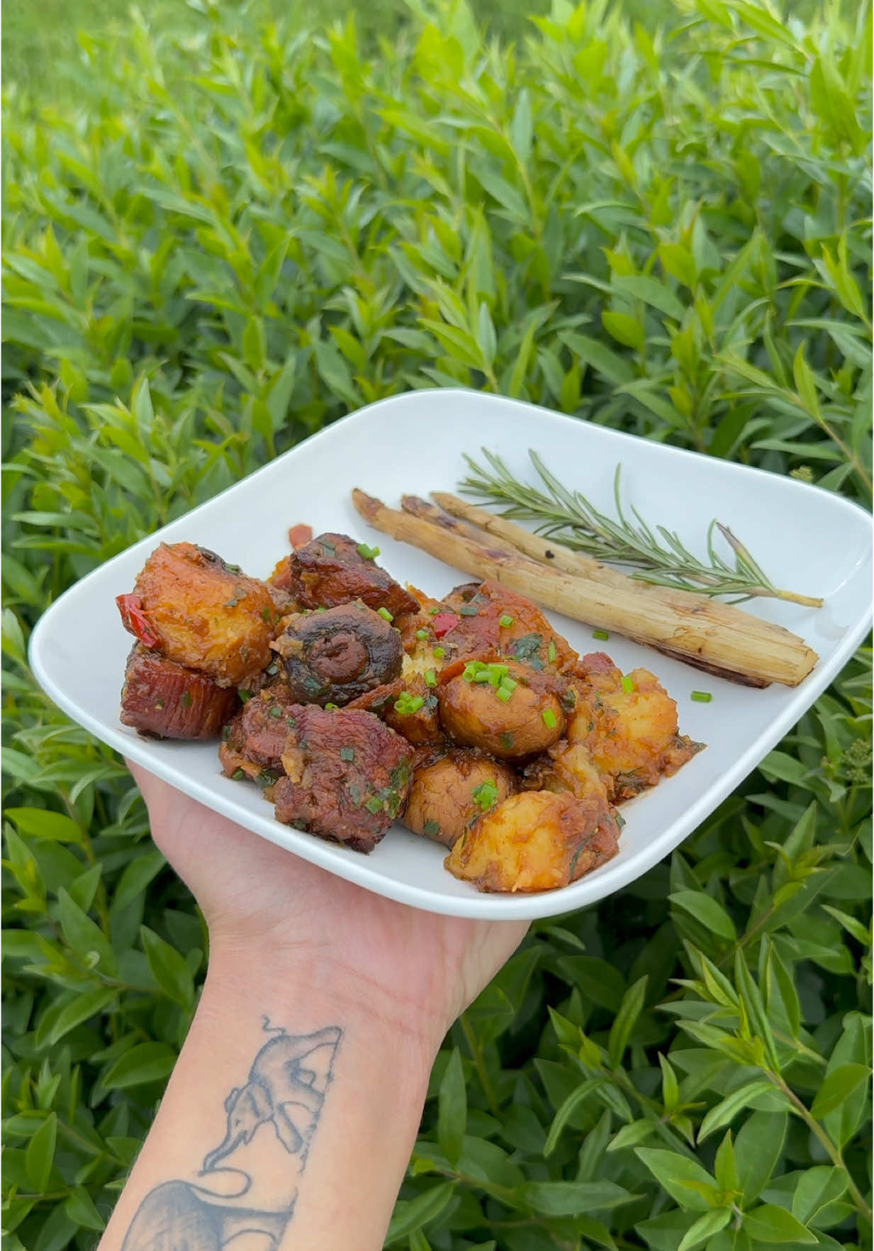 Ingredientai: 	•	2 kg kiaulienos 	•	1 kg bulvių 	•	400 g pievagrybių 	•	3 svogūnai 	•	3 morkos 	•	2 paprikos 	•	500 ml sultinio 	•	Mėgstami žalumynai (pvz., petražolės, krapai ar svogūnų laiškai) Zutaten: 	•	2 kg Schweinefleisch 	•	1 kg Kartoffeln 	•	400 g Champignons 	•	3 Zwiebeln 	•	3 Karotten 	•	2 Paprikaschoten 	•	500 ml Brühe 	•	Frische Kräuter nach Geschmack (z. B. Petersilie, Dill oder Frühlingszwiebeln) Ingredients: 	•	2 kg pork 	•	1 kg potatoes 	•	400 g mushrooms 	•	3 onions 	•	3 carrots 	•	2 bell peppers 	•	500 ml broth 	•	Fresh herbs of your choice (e.g., parsley, dill, or spring onions).             #party #funn #grill #FoodLover #funnytiktok #CapCut #beutiful #foruyou #FoodTok #showmelove @✨Ievute🦊 @Karolina ♥️ @Aivaras 
