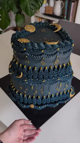 bad videos and lighting, but great cake ✨  #cakesoftiktok #caketok   #cakedecorating #cakedesign #lambeth #lambethcakes #cake #vintagecakes #essexcakes #buttercreamcakes #cakedecor  #cakes #caketiktok #tiktokcake #wiltoncakes #wilton #wiltoninspired #vintage #wiltonpiping #foryou #trending #foryoupage #vintagecake #fyp #baketok  #vintageinspired #wilton #wiltonuk #cakeinspo #weddingcakeinspo #weddingcake #wiltoncakes 