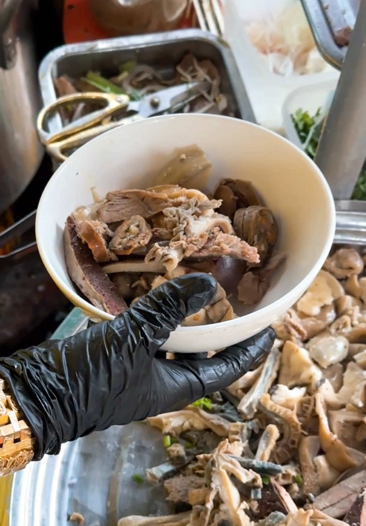 Cháo giò bò mix nạm dồi đang làm mưa làm gió tại Cháo Bò 99 🐮🔥 Cháo nấu sánh mịn, thơm nức mùi bò hầm, topping full giò, nạm, dồi đầy ụ – ăn một miếng là auto nghiện 😋 Nạm mềm, giò dai sần sật, dồi đậm đà – ăn tới đâu, mê tới đó 🫶 Đừng để cả thế giới ăn mà bạn chưa thử 😤 Tag ngay hội bạn thân, kéo nguyên team tới Cháo Bò 99 làm một chén cho ấm bụng nhen 🏃‍♀️🏃‍♂️💨 #Chaobo99 #LearnOnTikTok #streetfood #ancungtiktok #xuhuongtiktok #FoodTok #tiktokfood #viral #2025 