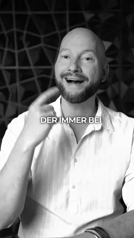 ✍️Kommentiere mit “HEILUNG”, wenn du lernen möchtest, innern Frieden zu finden – und ich schicke dir den Link für eine kostenlose Mindset-Analyse zu. 🪶 Irgendwann darfst du erkennen: Es geht nicht mehr darum, wer Schuld hat. Nicht mehr darum, wer dich verletzt hat. Nicht einmal mehr darum, was du hättest anders machen sollen. Denn solange du in Schuld denkst – bindest du dich an das, was war. Hier ein befreiender 2-Schritte-Weg: 1️⃣ Werde ehrlich mit dir selbst: Frage dich nicht: „Wer ist schuld?“ Sondern: „Was in mir braucht heute noch Heilung?“ Du wirst sehen: Hinter der Schuld versteckt sich oft Schmerz, der gesehen werden will. 2️⃣ Lass los, was dich zurückhält. Vergebung ist kein Freispruch für den anderen – sondern ein Geschenk an dich selbst. Du wählst, innerlich weiterzugehen. Ohne Kampf. Ohne Vorwurf. Ohne Schuld. 📚 Laut einer Studie der Stanford University (Worthington et al., 2007) reduziert bewusste Vergebung nachweislich Stress, stärkt die Herzgesundheit und fördert emotionales Wohlbefinden. #vergebung #loslassen #schmerzverwandeln #emotionalefreiheit #traumaheilung #achtsamkeit #innereswachstum #selbstvergebung #heilungbeginntjetzt #mindsetshift #selbstreflexion #seelenheilung #twinergyacademy #seelenarchitekt #mindsetanalyse #innerearbeit 🕊️🔥💫