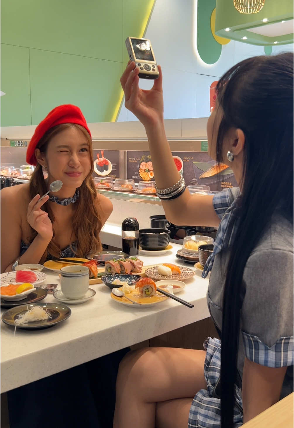 wish I had a personal photographer too 🥺 @arhoung @P.ampispam  #QueendomTheSeries #ArhoungPam #PamArhoung #fyp #ThaiGL 