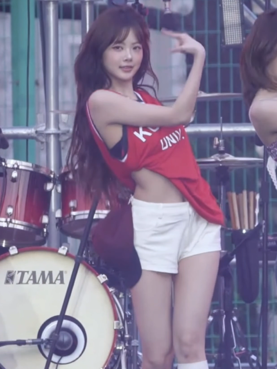 250524 르세라핌 홍은채 직캠 'HOT' @고려대학교 축제 Korea University Festival credit. YouTube @astahinata7 #르세라핌 #홍은채 #은채 #고려대 #고려대축제 #입실렌티 #IPSELENTI #LESSERAFIM #LE_SSERAFIM #EUNCHAE #HONGEUNCHAE #eunchaelesserafim #kpopfyp #kpop #ルセラフィム #ウンチェ 