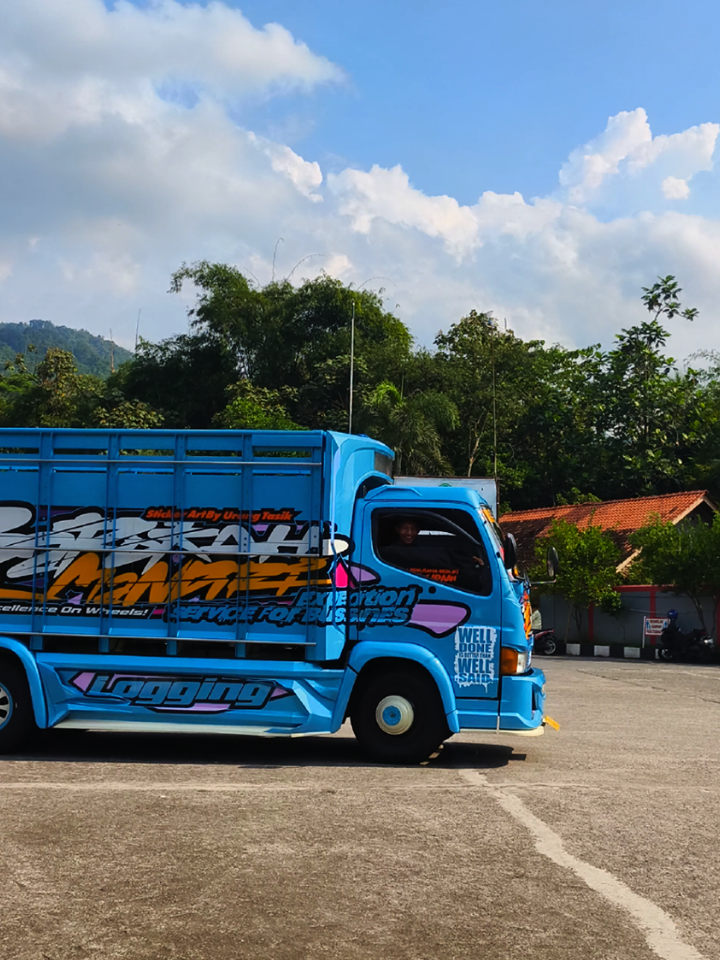 Berangkat a , take care on the way @arisenda.01 🚛 #trukmodifikasiindonesia #cantermaniaindonesia #trukmodifikasi #cctvspbukertahayu 