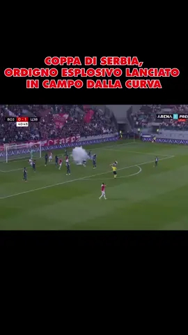 📌 ⚽️ La finale di Coppa di Serbia, tra Vojvodina e Stella Rossa, ha vissuto un momento drammatico quando, sul risultato di 1-0 per la squadra di Belgrado, che poi ha trionfato 3-0, dal settore occupato dai tifosi del Vojvodina è stato lanciato un ordigno che poi è esploso in piena area di rigore della Stella Rossa, impegnata in difesa su azione di calcio d'angolo. Il boato ha fatto accasciare al terreno di gioco quattro giocatori, in stato di shock, fortunatamente senza conseguenze più gravi. Immediata la reazione dell’arbitro che ha interrotto la partita e autorizzato l'ingresso urgente degli staff medici. 📹: EOC News via X