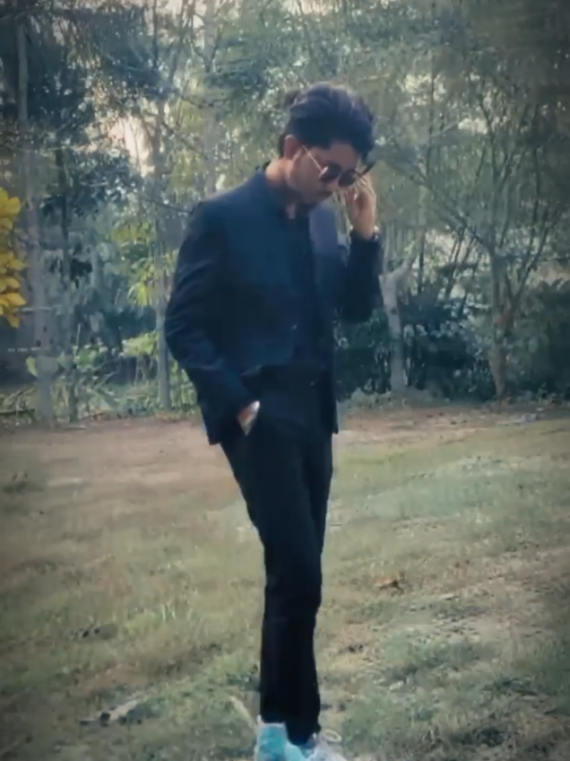 সবাই বলে পাশে থাকবে, কেউই থাকে না শেষ অবধি। প্রতিটা মানুষ প্রথমে আশ্বাস দেয়- 'আমি আছি', 'আমি কখনো ছেড়ে যাবো না'- কিন্তু সময়ের সাথে সাথে সব প্রতিশ্রুতি হাওয়ায় মিলিয়ে যায়। কেউই বুঝতে চায় না নিঃসঙ্গতা কী ভয়ানক। শত কথা, শত অনুভব, হাজারো মুহূর্ত ভাগ করে নেয়ার পরেও শেষে যখন নিঃশব্দ রাতে আমি একা হয়ে পড়ি, তখন কেউ খোঁজও রাখে না! একটা সময় ছিলো, ভেবেছিলাম আমি দুর্বল, তাই একা থাকতে কষ্ট হয়। কিন্তু সময় শিখিয়েছে, বারবার ভেঙে পড়ার চেয়ে নিঃশব্দে একা থাকা অনেক শান্তির, অনেক শক্তির। অন্তত নিজের সাথে মিথ্যে বলা লাগে না, অন্তত নিজের ছায়াটুকুও আমাকে ফেলে যায় না। এখন আমি কারো প্রত্যাশায় বাঁচি না, কারো ভালোবাসার আশায় অপেক্ষা করি না। আমি আর আমার নিঃশব্দ একাকীত্ব- এটাই আমার পৃথিবী, এটাই আমার বাস্তবতা। ভালোবাসা হারিয়ে যেতে পারে, মানুষ বদলে যেতে পারে, কিন্তু একা থাকার অভ্যেসটা একবার হলে সেটা ভাঙা যায় না। তাই এখন আর কাউকে দোষ দিই না। কষ্টগুলো নিজের ভেতর জমা রাখি, হাসি মুখে বলি- আমি ঠিক আছি। আর ভেতরে একটা ক্ষীণ আওয়াজ শুধু বলে যায়... 'শেষ পর্যন্ত তুমিই ছিলে তুমার সবচেয়ে বড় সঙ💔💔🥀#tamimhussain1111 #foryoupage #foryou #fyp #টিকটক_বিডি_বাংলাদেশ #aryanchaudhary🖤 #তামিমআহমেদ😅 