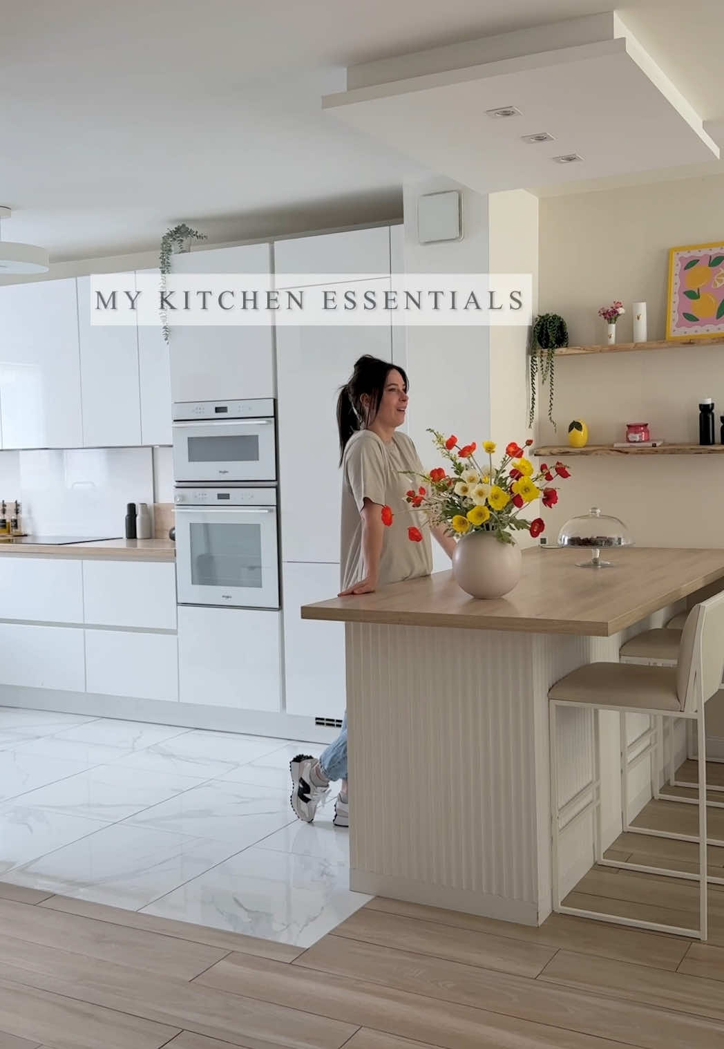 [Publicite] lien 🔗de mes achats en biographie. Tu veux une cuisine plus épurée, plus jolie et surtout plus facile à entretenir ? Voici mes petites astuces qui m’ont changé la vie . ✅  Robinet escamotable : TROP pratique quand on a une fenêtre juste devant l’évier !!!  ✅ J’ai uniformisé tous mes flacons (huiles, savon, liquide vaisselle) et ça change tout visuellement. ✅ J’ai viré l’égouttoir qui débordait tout le temps, remplacé par une pierre absorbante : c’est plus clean et ça motive à ranger direct. ✅ L’éponge ne traîne plus : elle a son petit support discret, directement dans l’évier. ✅ J’ai trié tous mes tiroirs : je ne garde que l’essentiel, tout est bien rangé. ✅ Mon tiroir à épices ? Flacons transparents + étiquettes = bonheur. ✅ Le sopalin est caché, mais toujours à portée de main. ✅ Les bananes ont leur place à part, toujours. ✅ Une petite poubelle qui s’accroche au meuble quand je cuisine. C’est la viiiie ! . Quand je vous dis que ce sont les petits détails qui font toute la différence. !!! . Et toi, t’as une astuce cuisine à partager ? . . . . . #amazon #amazonmusthaves #amazonprime #amazonfavorites 