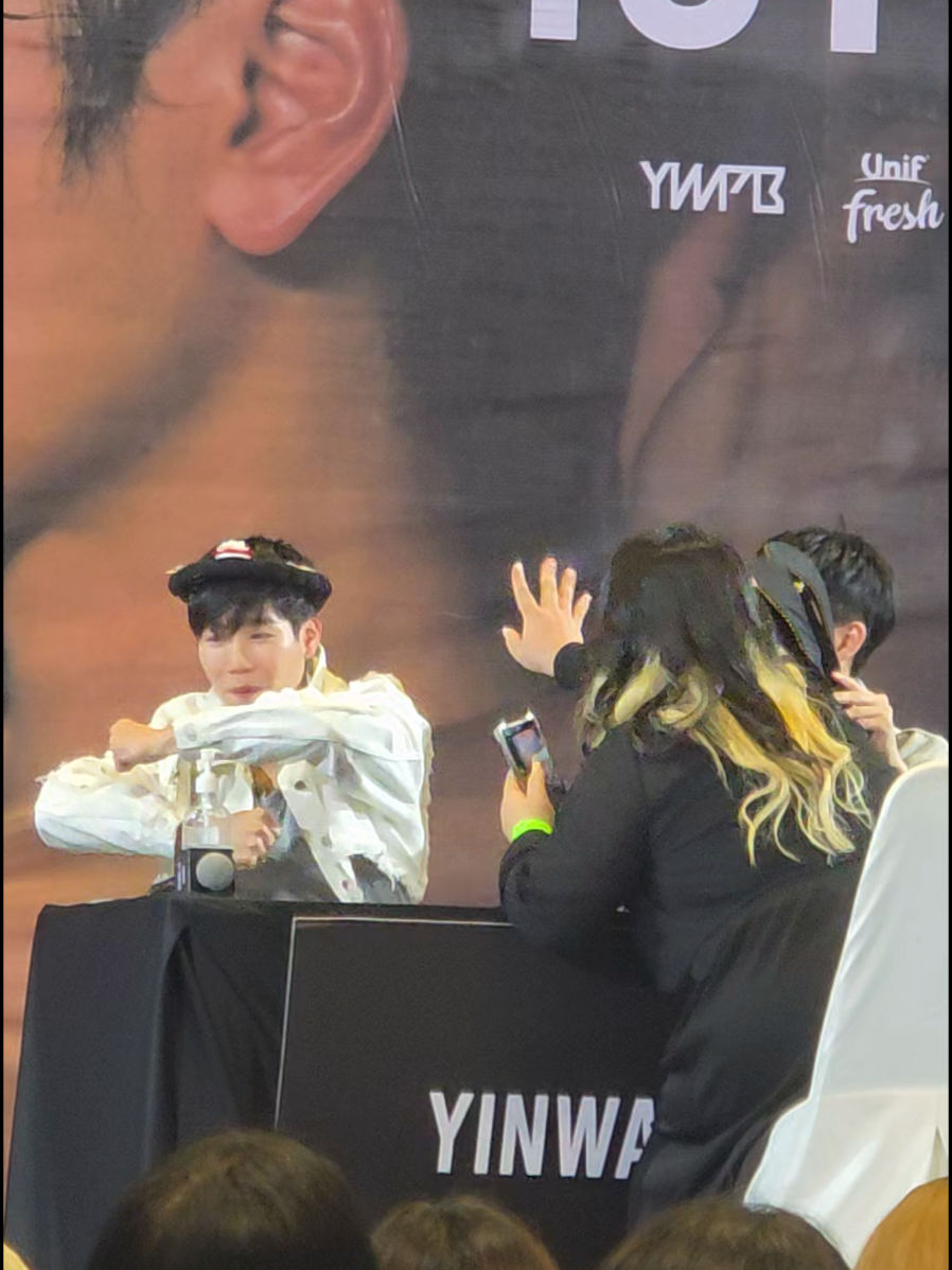 เขาจะให้เป็นกงจู แต่เฮียอยากเป็นมวยไทย 🤣 #warwanarat : @warvvanarat  #yinwar1stfansign  #HDY_YINWAR1STFANSIGN