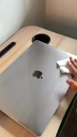 Minimalis, tapi tetep ngejaga. Macbook + casing bening = combo paling cakep 🔥 #GadgetHacks #MacBookSetup #casingbening #clearcasemacbook #macbookm1 #casebening #casingmacbook #casemacbook 