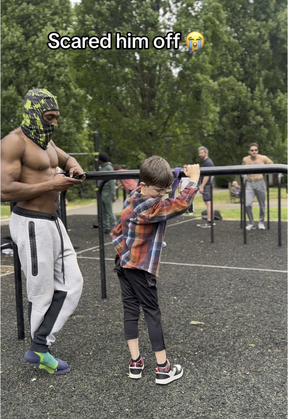 Little man was scared 🤣😭 #calisthenics #Fitness #core #frontlever #pullups #streetworkout #reaction #fyp #gymbro #community 