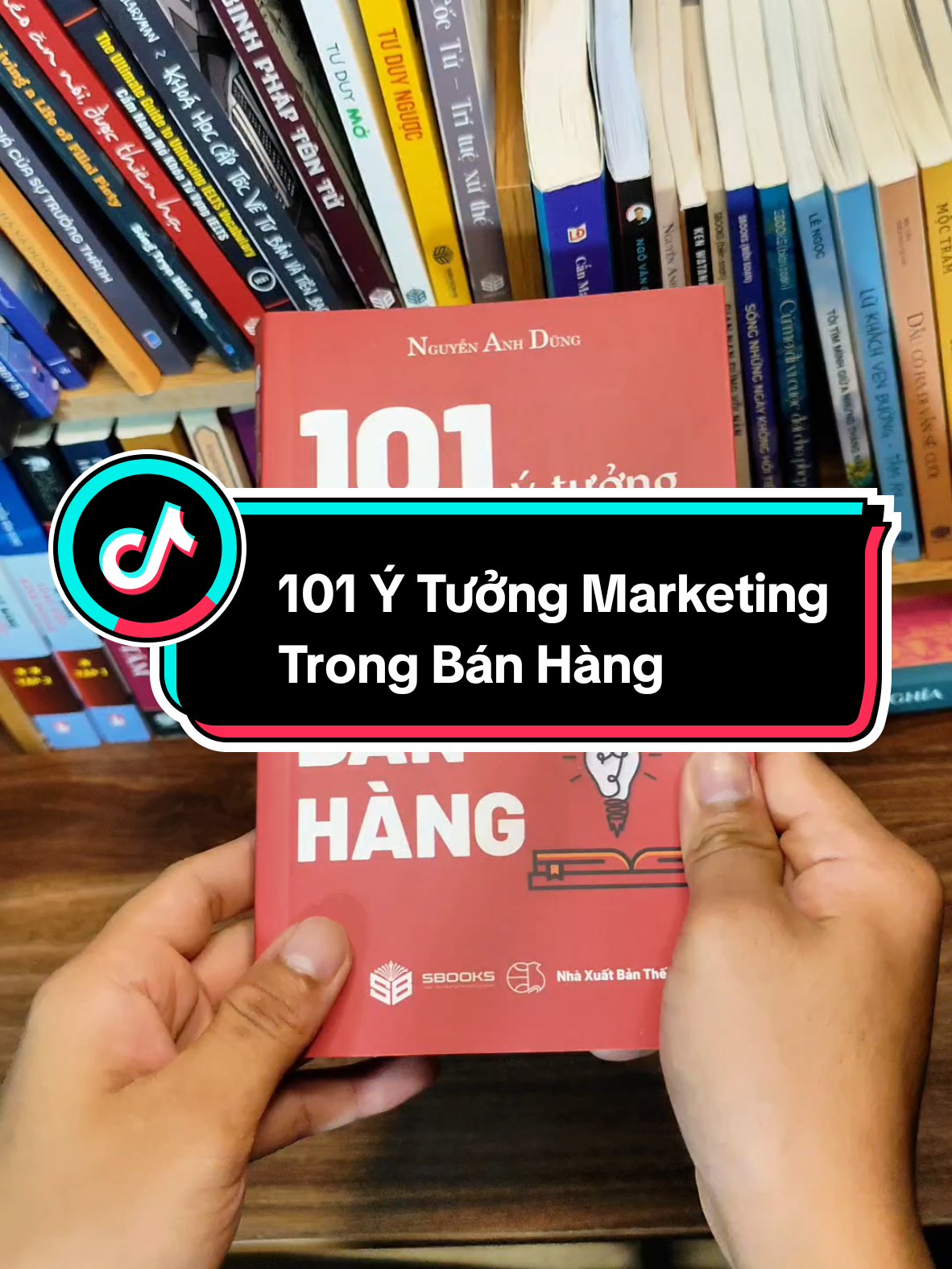 “101 Ý Tưởng Marketing Trong Bán Hàng” – Bí kíp không thể thiếu để bứt phá doanh số và làm chủ thị trường! Cuốn sách là kho tàng những chiến lược marketing thực chiến, áp dụng linh hoạt cho mọi ngành nghề, từ online đến truyền thống. Bạn sẽ được khám phá các ý tưởng quảng bá sáng tạo, cách chốt sale hiệu quả, kỹ thuật xây dựng thương hiệu cá nhân và nghệ thuật khiến khách hàng “tự nguyện móc ví”. Mỗi trang sách đều là một công cụ quyền năng giúp bạn tăng lượt tiếp cận, nâng cao tỷ lệ chuyển đổi và tạo ra dòng doanh thu bền vững. Không chỉ lý thuyết, sách còn kèm theo ví dụ thực tế, dễ hiểu, dễ áp dụng – dù bạn là người mới hay đã dày dạn kinh nghiệm. Đây chính là cuốn cẩm nang mà bất kỳ ai làm kinh doanh cũng nên sở hữu để không bị tụt lại phía sau. Đặc biệt, sách đang có ưu đãi cực sốc và được miễn phí vận chuyển toàn quốc! Hãy nhấn vào biểu tượng giỏ hàng ở góc trái màn hình để săn ngay trước khi hết deal – cơ hội này chỉ đến một lần, đừng bỏ lỡ!#sachhaynendoc #sachhay #sách #reading #trungbansach #101ytuongmarketingtrongbanhang 