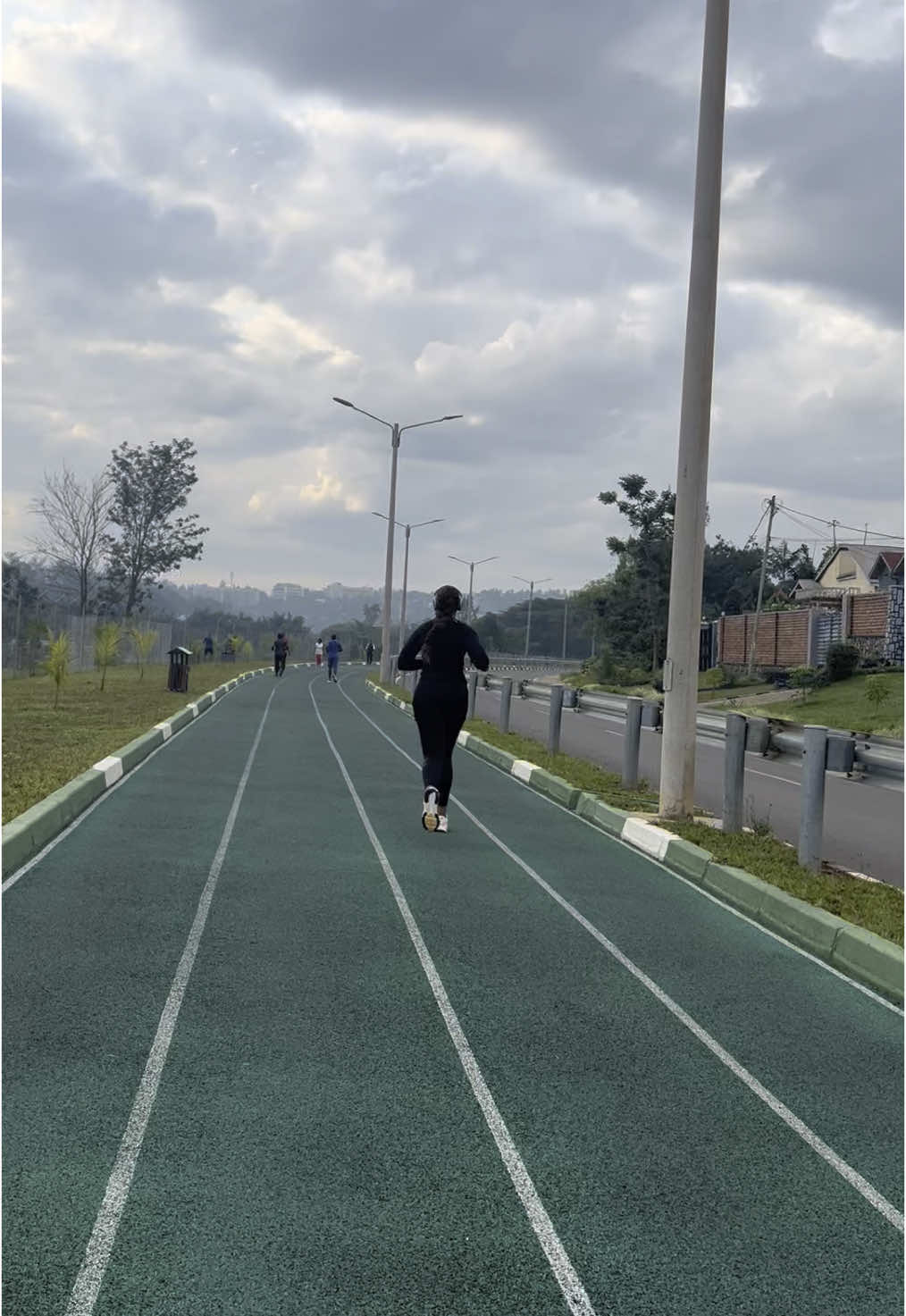 Sunday morning tempo run earlier today with @6’0’’FIT  #temporun #pacework #runtok #Running #kigalipeacemarathon #hyroxtraining #kigali 