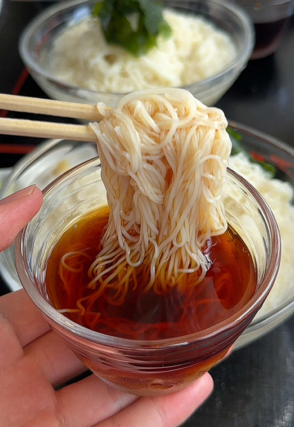 予約1年待ち…‼️300年続く職人による手作りの素麺🍜 📍熊本 / 南関 🗒メニュー ○ 雪の糸素麺  ￥1,800 🏠店名 【 雪の糸素麺 猿渡製麺所 】  📞電話 0968-53-2106 🕒営業時間 9:00～16:00 【定休日】水曜日 #熊本グルメ #japanesefood   #tiktokfood