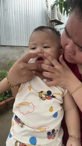 Răng miệng là thứ cần chăm sóc cho con nhất luônn á các mom ơi #embehino #xitchongsaurangmidkid 