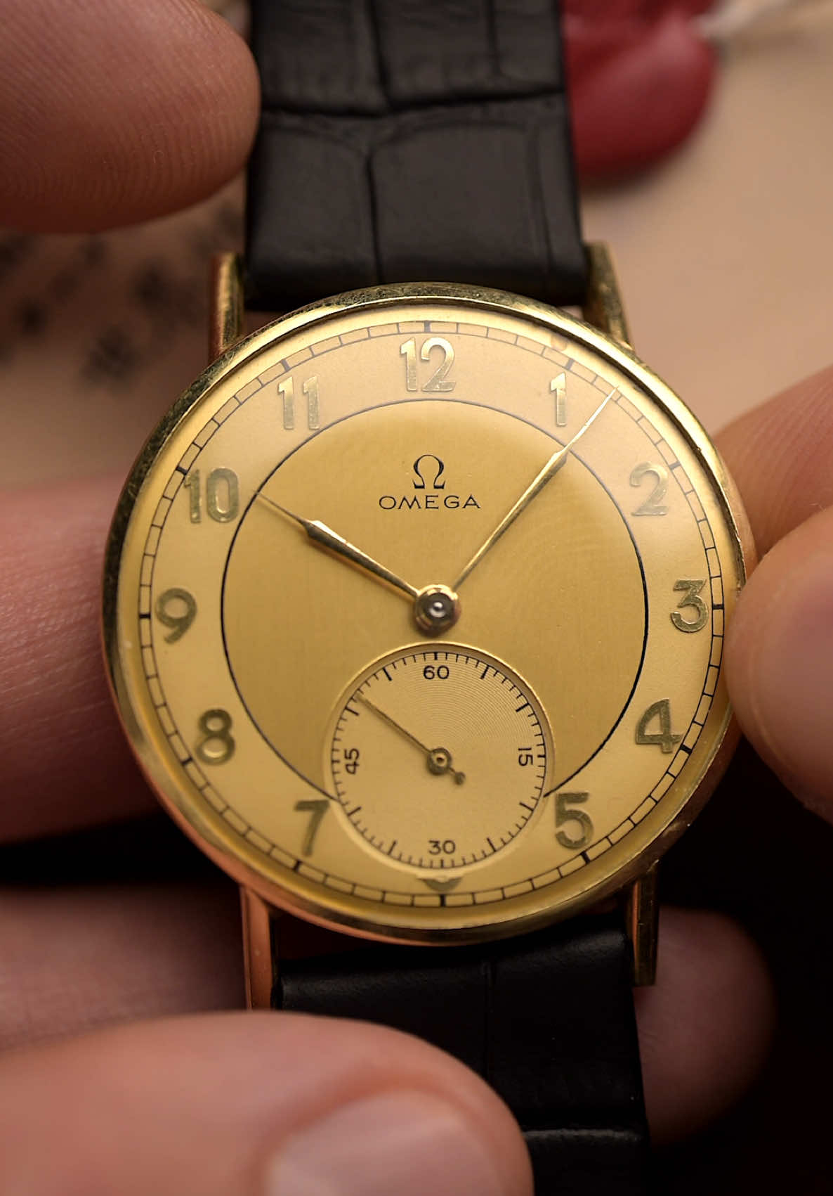 Wtfff…  …this gold filled Omega Subsecond from 1939 offers a lot of stunning details: 34,5mm, railroad second track, wonderful integrated sub second at 6, syringe hands, two tone colored dial and thick applied golden arabic numerals.  Can you imagine that this piece is from 1939?! #omega #watches #classic #1930s 