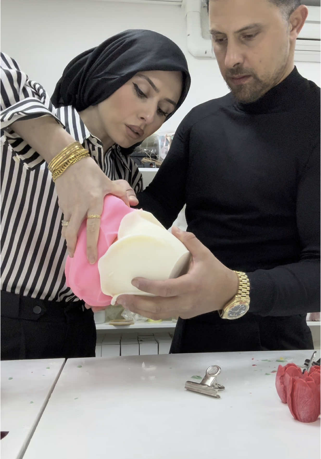 Het is een sport om de kaarsen soms uit de siliconen mallen te krijgen haha!  Toen de tulpen kaars viraal ging heb ik weken last gehouden aan mijn arm🥺Door al het rekken en strekken van de mallen had ik zoo een spierpijn😅🙈 #fyp #fy #voorjou #kaarsen #amsterdam #kerzen #candlemaker #supportsmallbusiness #SmallBusiness #candles # #candle #asmr #candlemaking #nederland #kaars #kleinbedrijfje #candlebusiness #nederland #candlemaker 