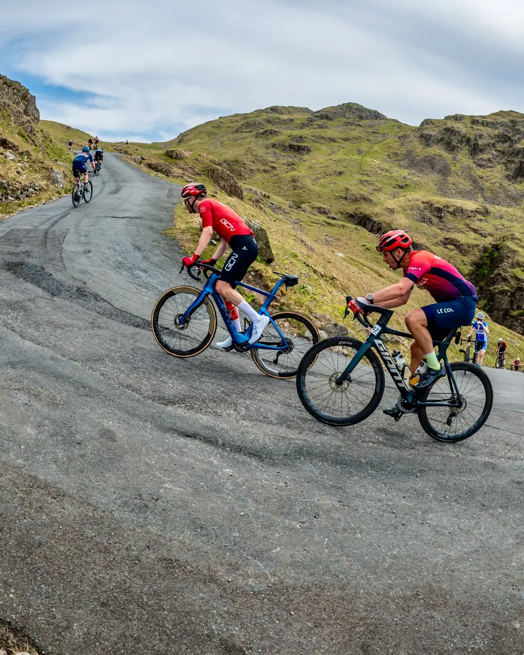 ⛰️ Si & Ollie took on the LEGENDARY Fred Whitton Challenge! 🇬🇧 One of the UK's TOUGHEST sportives, packed with brutal climbs. They battled Kirkstone, Honister, and then... DISASTER STRUCK for one of them! 😱 🎥 Link In Bio or gcn.eu/fwc 🎥