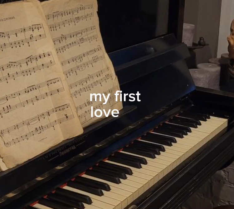 my first love 🎹 #fypage #pianist #piano #firstlove #passion #instrument #lookoflove #no1partyanthem #trending #foryourpage #xuzbca #aesthetic #darkacademia 
