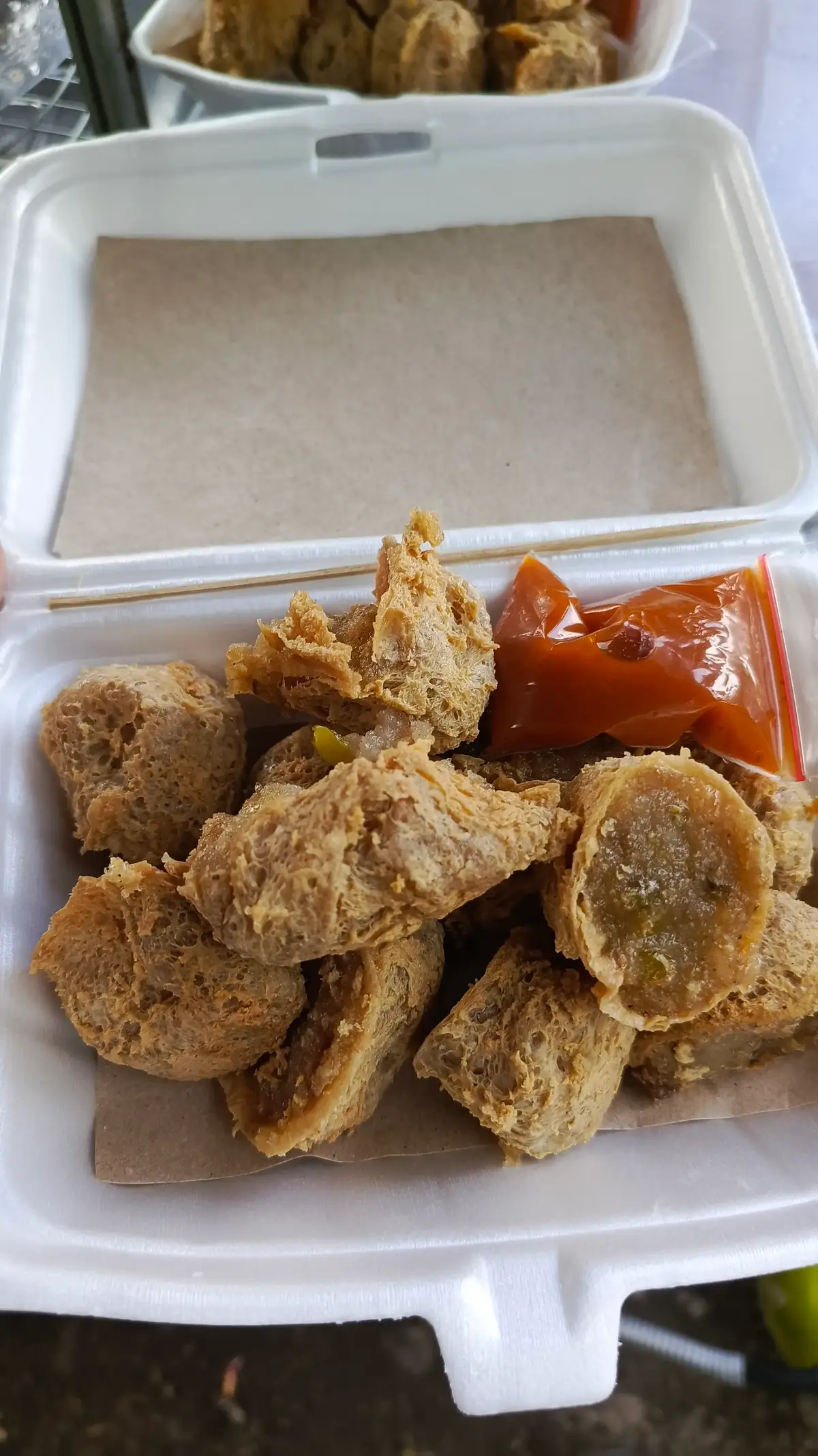 Resep Tahu Walik: 5 buah tahu kulit 75 gr filet paha ayam 75 gr tahu putih 1 butir telur 1 sdm maizena 1 batang daun bawang 2 buah cabai merah keriting 1 siung bawang putih 1/2 sdt garam 1/4 sdt merica 1/2 sdt kaldu jamur Cara Membuat 1 Siapkam bahan, lalu gunting tahu secara diagonal keluarkan isinya.balik tahu dengan posisi berkulit ada dibagian dalam. Iris daun bawang dan iris cabai. 2 Masukkan daging ayam,maizena,tahu putih, bawang putih,garam,lada dan kaldu jamur tambahkan telur chopper hingga halus. 3 Setelah halus tambahkan daun bawang aduk rata, test rasa dengan menggoreng 1 sdt adonan jika rasa sudah sesuai lanjut dengan mengisi tahu dengan adonan jangan terlalu penuh supaya kelopak dr tahu tetap kelihatan. Beri cabai iris agak ditekan supaya saat digoreng tidak lepas. 4 Panaskan wajan,beri minyak agak banyak.gunakan api kecil sampai minyak benar2 panas baru masukkan tahu, ketika 3/4 matang besarkan api supaya kriuk.goreng hingga kuning keemasan. Angkat tiriskan. Tahu walik siap dijadikan kudapan untuk buka puasa nanti. Selamat mencoba