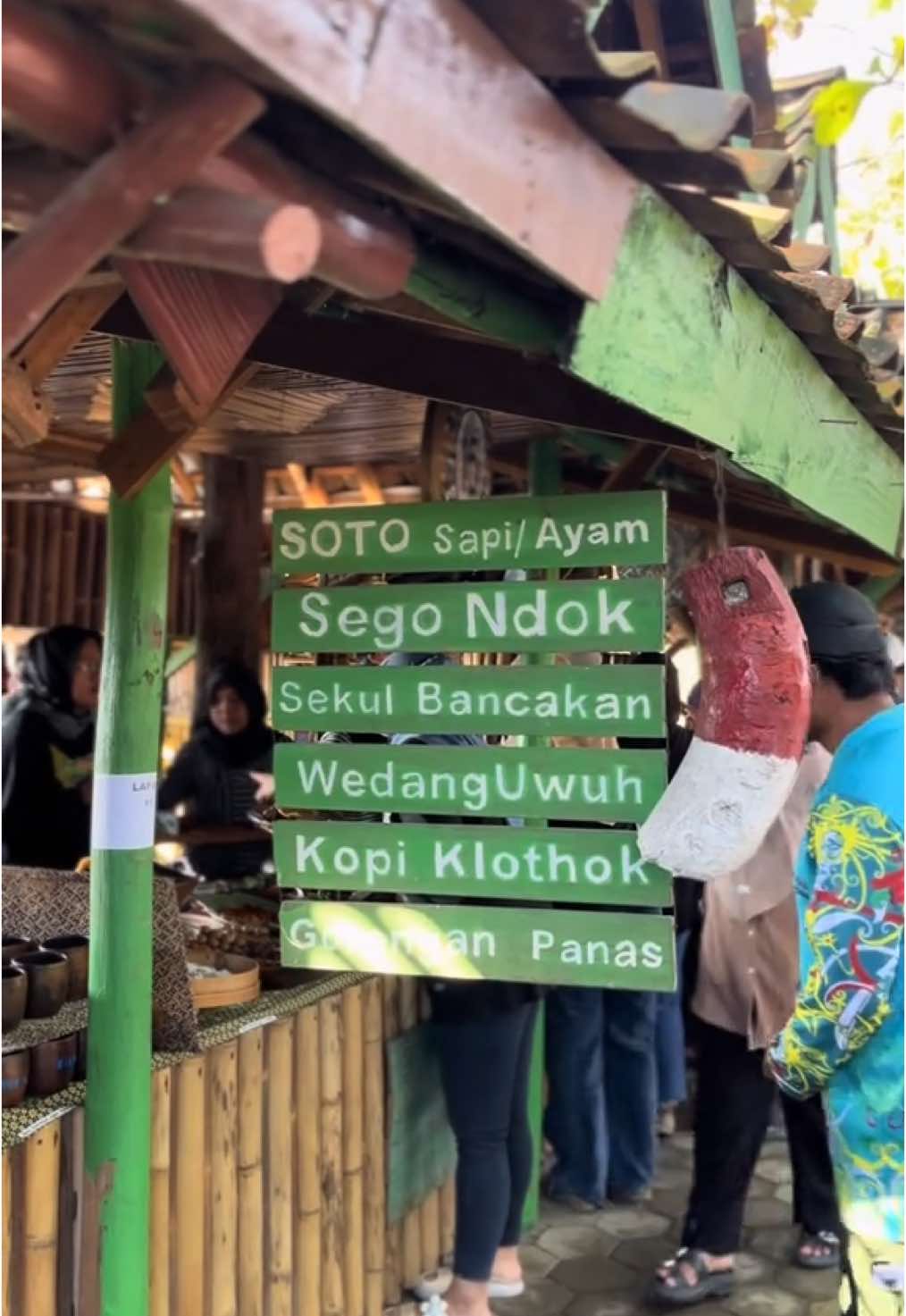 Siapa yg belum pernah ke pasar doplang? Temen-temen yg suka kulineran wajib bgt kesini. Apalagi buat kamu yg suka makanan dan minuman tradisional. Ada berbagai jenis menu kuliner tradisional seperti gatot, gronthol, besengek, tiwul, sego bancakan, cabuk, puli hingga wedang uwuh. Konsepnya juga unik, semua serba tradisional✨ #kuliner #kulinerslogohimo #kulinertradisional #kulinerwonogiri #kulinerjawa #kulinerjawatenggah #kulinerindonesia #pasardhoplang #kulinertiktok #slogohimo #wonogiri #wonogiri24jam #jawatengah #fyp 