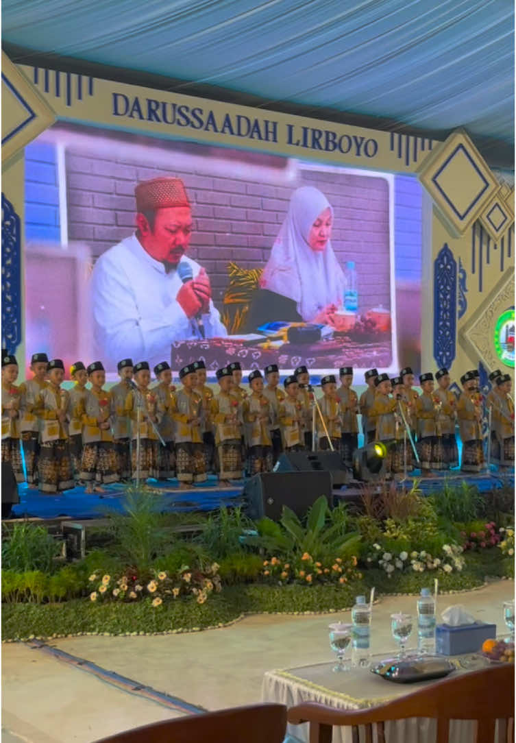 Siapa sih yang naruh bawang di sini?🥹  #pondoklirboyo #lirboyo #santrilirboyo #kediri #exploresantri #santricilik #lulusan #congratulations 