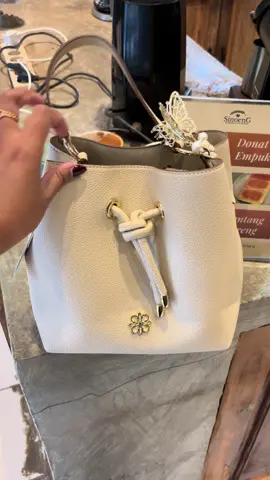 Cuantik kan best yakin nih ga mau cuss co 😍#tas #taswanita #shoulderbag #lescatino #fyppppppppppppppppppppppp 