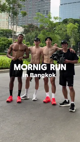 Morning run in Bangkok 🇹🇭 朝からチームでルンピニー公園ラン！ タイの蒸し暑さは想像以上で、汗が止まらない…😂 日本とはまったく違う気候。水分補給は命綱！！ #morningrun #Running #ﬁtness #lumpinipark #モーニングラン #ランニング #フィットネス #ルンピニー公園 #バンコク 