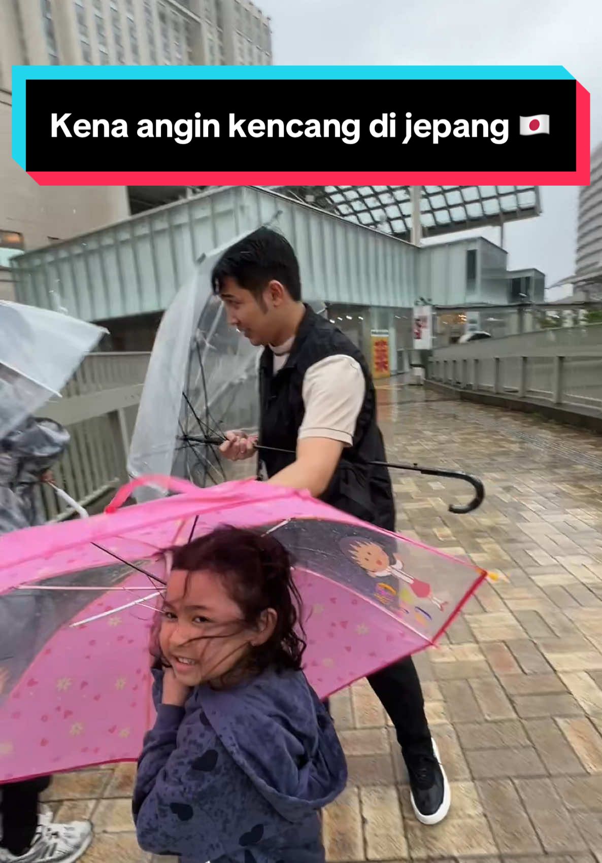 Sebelum dan sesudah kena angin kencang di jepang 😂 nap2 malah katanya seru 😭 #fyp 