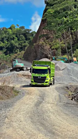 Pesona 40 ton🗿🥵 🎥:@Avit_Saputra  #storydrivermuda #hino500 #hinomodifikasi #hinoganteng #trukjambi 