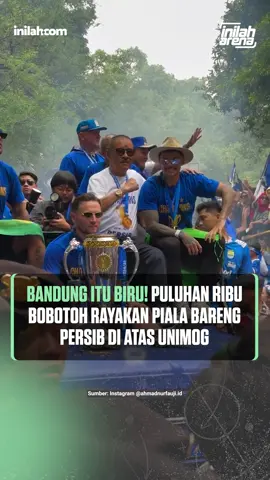 🏆 PERSIB JUARA, BANDUNG BIRU! Ribuan bobotoh padati ruas jalan Bandung saat Persib Bandung diarak keliling kota dalam pawai juara Liga 1 2024/2025, Minggu (25/5). Para pemain dan official menaiki 4 Unimog TNI AD + 1 Land Cruiser yang dicat biru-putih bertuliskan Persib Bandung. Start dari Balai Kota Bandung menuju Gedung Sate, dilepas langsung oleh Gubernur Jabar Dedi Mulyadi. 🎤 “Kita rayakan kemenangan ini dengan tertib dan bahagia,” pesan Gubernur Dedi. Wali Kota Bandung M Farhan memastikan seluruh rangkaian pawai ditutup di Lapangan Tegallega sebelum pukul 18.00 WIB. 4 Kali Juara Liga 1! Terima kasih Pangeran Biru. Hatur nuhun, Bobotoh! — Inilah Arena adalah bagian dari Grup Media @inilah_com | Dapatkan informasi selengkapnya dengan klik link di bio atau download aplikasi Inilah.com di AppStore dan Google Play Store. #inilahArena #InilahCom #TitikTengah #TitikCerah #PersibJuara #Liga1BRI #Bobotoh #BandungBiru #PawaiPersib #JuaraLagi #PangeranBiru #PersibDay