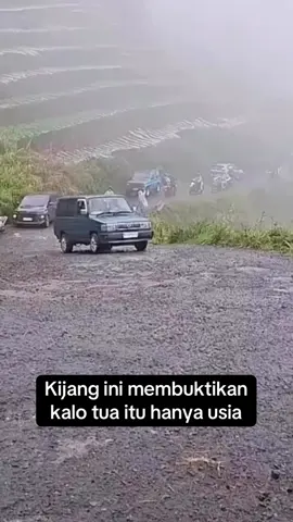 Kijang ini membuktikan,tua hanyalah angka #tanjakansikarim #tanjakancurugsikarim #curugsikarimdieng #dieng 