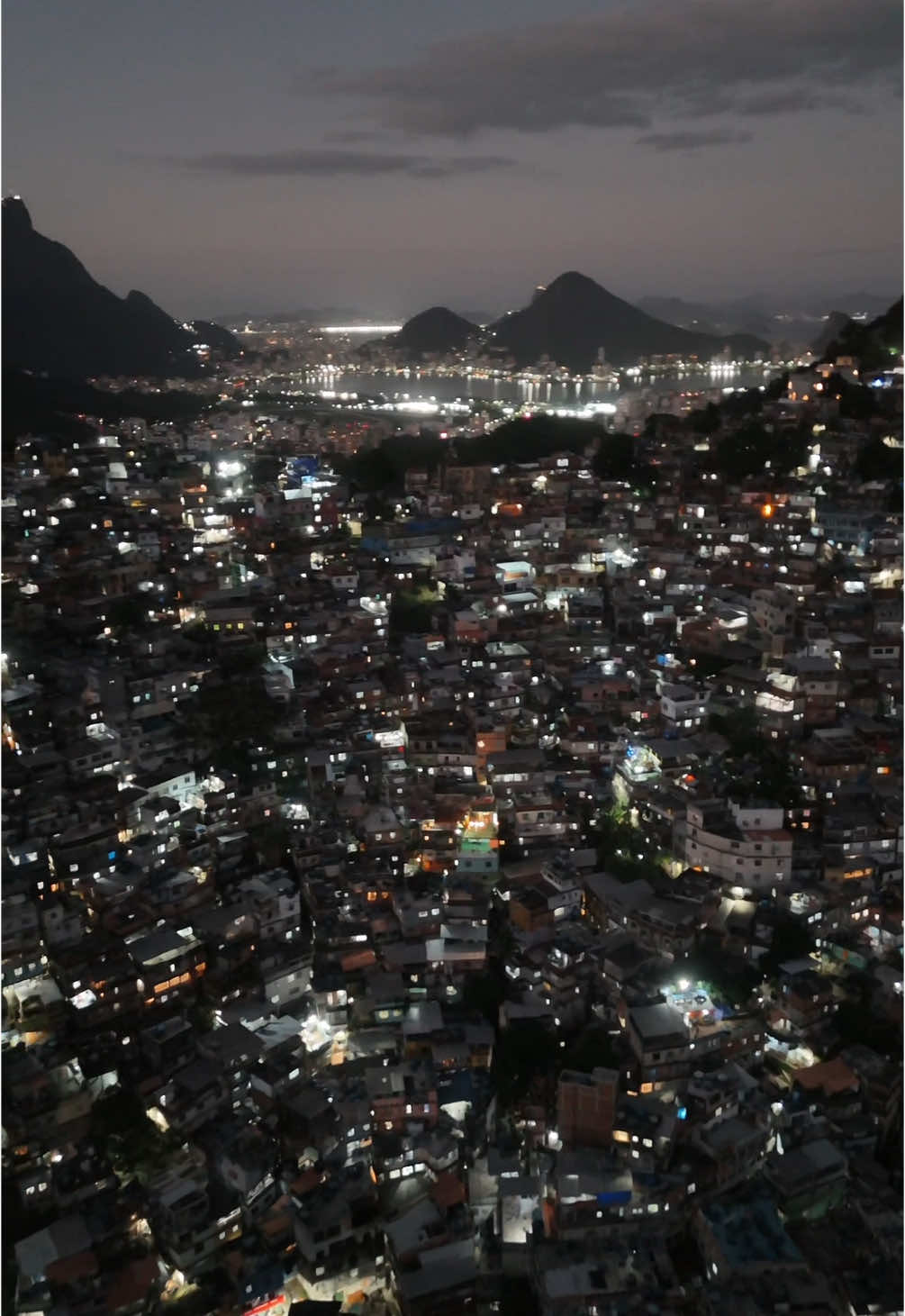 This is Brazil ! 🇧🇷 😍❤️ Favela by night. #favela #favelarocinha #favelabrazil #rocinha #bellavistafavela #nightview #riodejaneiro #visitrio #travelto #thankyourio #thankyourocinha #nightlifebrazil @OCANJICATOUR
