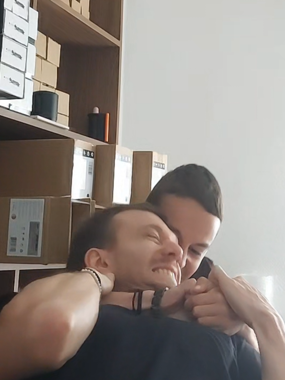 μου κάνει την ζωή δύσκολη 👊