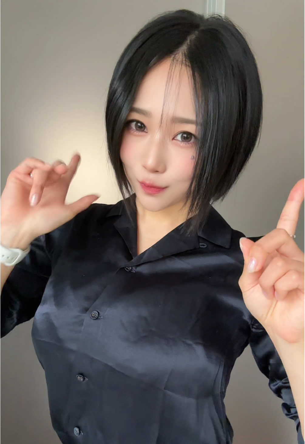 おしゃべりなタイプと、必要なことだけ言う寡黙タイプ、どちらが好き？😚 . 言葉のコミュニケーションがとれる人が好き！と思いつつ、実は必要なことだけは伝え合える寡黙タイプに信用を置きがちだな、と思ったり！ 言ってしまった手前、やらないと言葉が軽くなってしまうから、実行あるのみ🔥となってしまう😚 . . . 普段は元気平成女子 @しゅせ🌱毎日19:00頃投稿  . . #おすすめ #運営さん大好き #ショート女子 #雰囲気 #fpy 