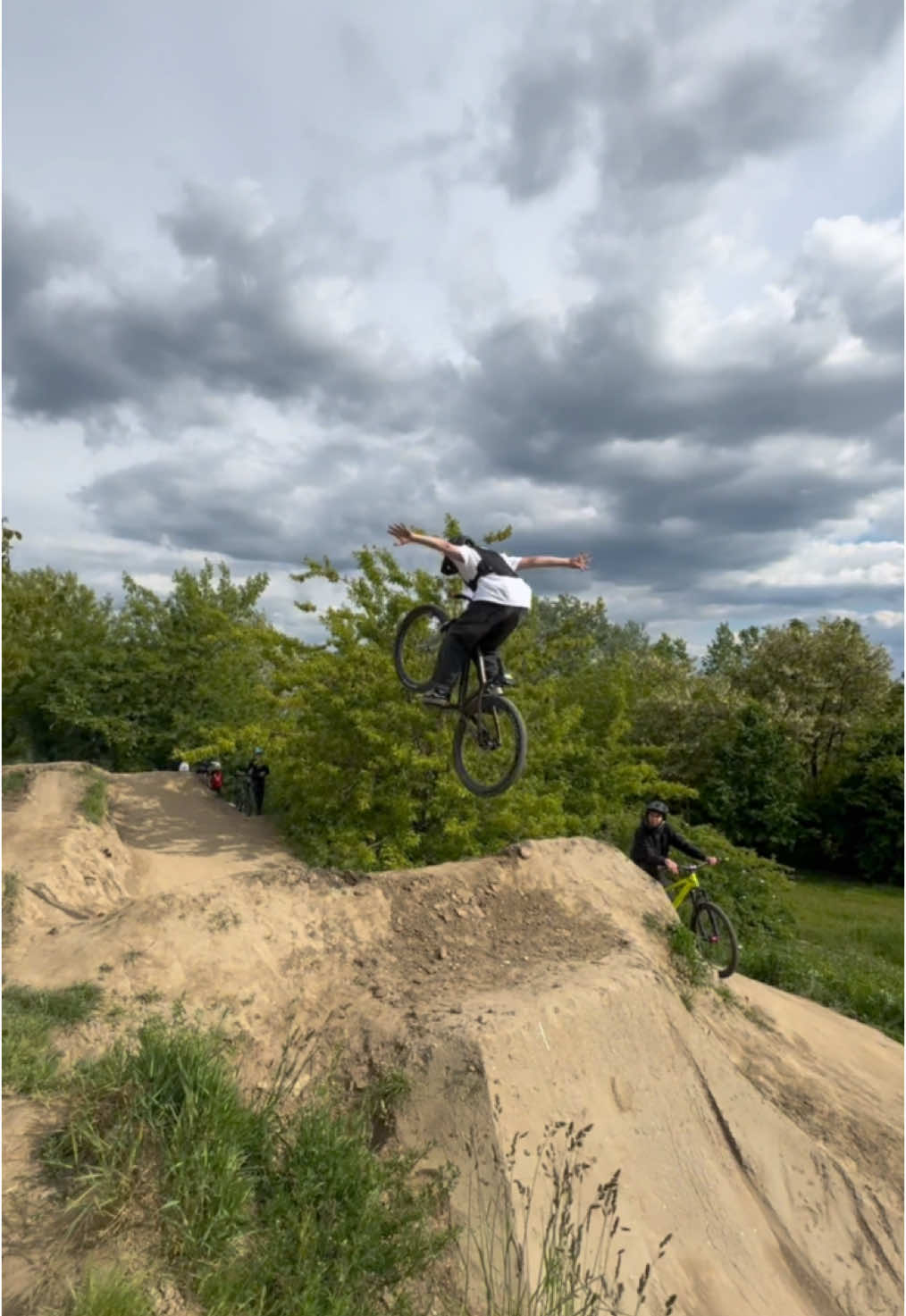 Best trick😍 @𝓹𝓪𝓽𝓻𝔂𝓼𝓼. @toniejaklocek #mtb #rose #rosebikes #steez #jibb #jibber #slopestyle #dirt #fyp #dc #thebruce2 #foryoupage❤️❤️ #polska #bike #rower #bikelife #oldschoolnohander #tucknohander #tuckno #nohander #oldschool #tiregrab #newtrick #besttrick 