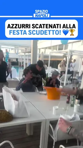 AZZURRI SCATENATI: GUARDATE LA FESTA SCUDETTO 😍🏆 Cori, torte tricolori e tanta gioia per gli azzurri al Labelon Experience 🙏🏻 P.S: la coppia McTominay-Di Lorenzo è il significato più puro di amore 💙 #SSCNapoli #AG4IN #McTominay #DiLorenzo