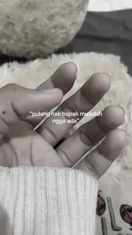 vidio di ambil ketika posisi masih diperantauan posisi jam 9 malam dikabarin orang rumah kalo bapak udah ga ada, sakitnya lagi ga bisa liat bapak untuk yg terakhir kali🥀