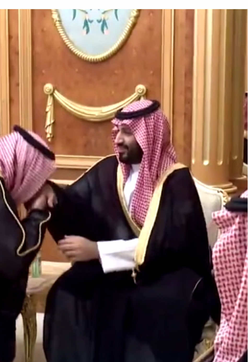 انت عقد الحرايب وأنت حل النزاع ،، ‏وانت سيف محمد شايله في يديـه  ——————————— ‏مايحوّل بحده غير روس السباع ،، ‏خالد الفعل خالد سلمولي عليه ——————————— ‏خالد بن سلمان بن عبدالعزيز 🇸🇦