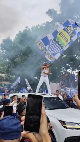 Gubernur Jawa Barat Kang Dedi Mulyadi (KDM) ikut konvoi juga  #bapaaing #kdm #jawabarat #persib #bandung #bandunghits #jawabarat #fyi #fyipシツ #fyipage #championsagain 