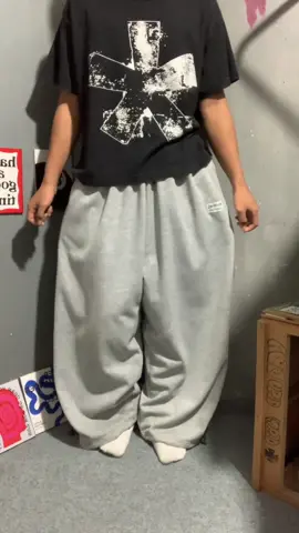 biarr awett wkwk🤣  #baggypants #sweatpants #celanabaggy #mozaproject #celanagombrong 