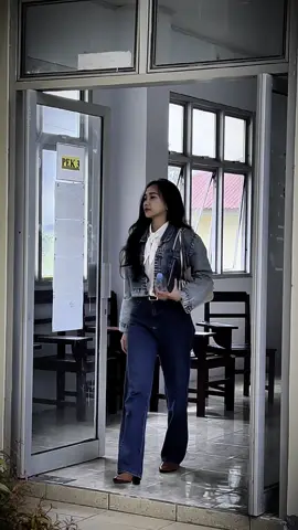 Jangan lupa tugas minggu depan ya #dosengenz #outfit #dosenmuda 