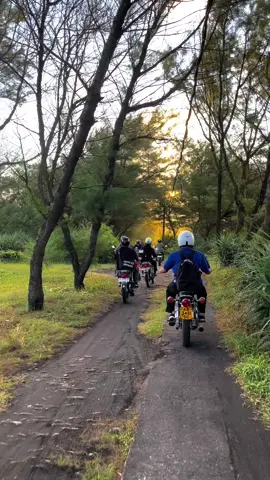 Ketika jogja masih cerah-cerahnya✨ #hondawinindonesia #hondawin #british #britishstyle 