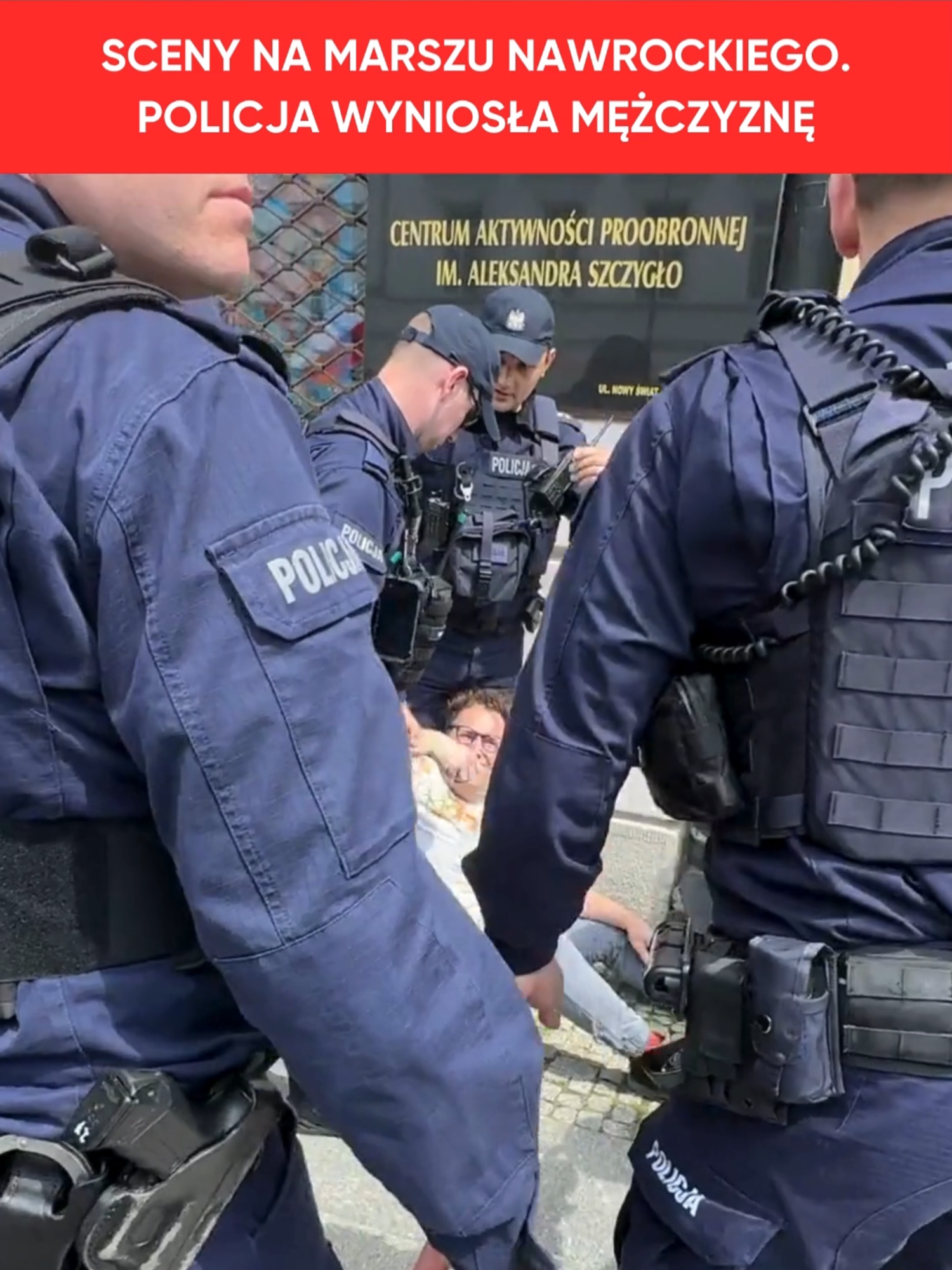 Podczas marszu Karola Nawrockiego na ulicy usiadł mężczyzna, który chciał naśladować to, co robiło Ostatnie Pokolenie, chociaż absolutnie go nie reprezentował. Przyłożył ręce do asfaltu i udawał, że jest przyklejony #polityka #KarolNawrocki #wybory