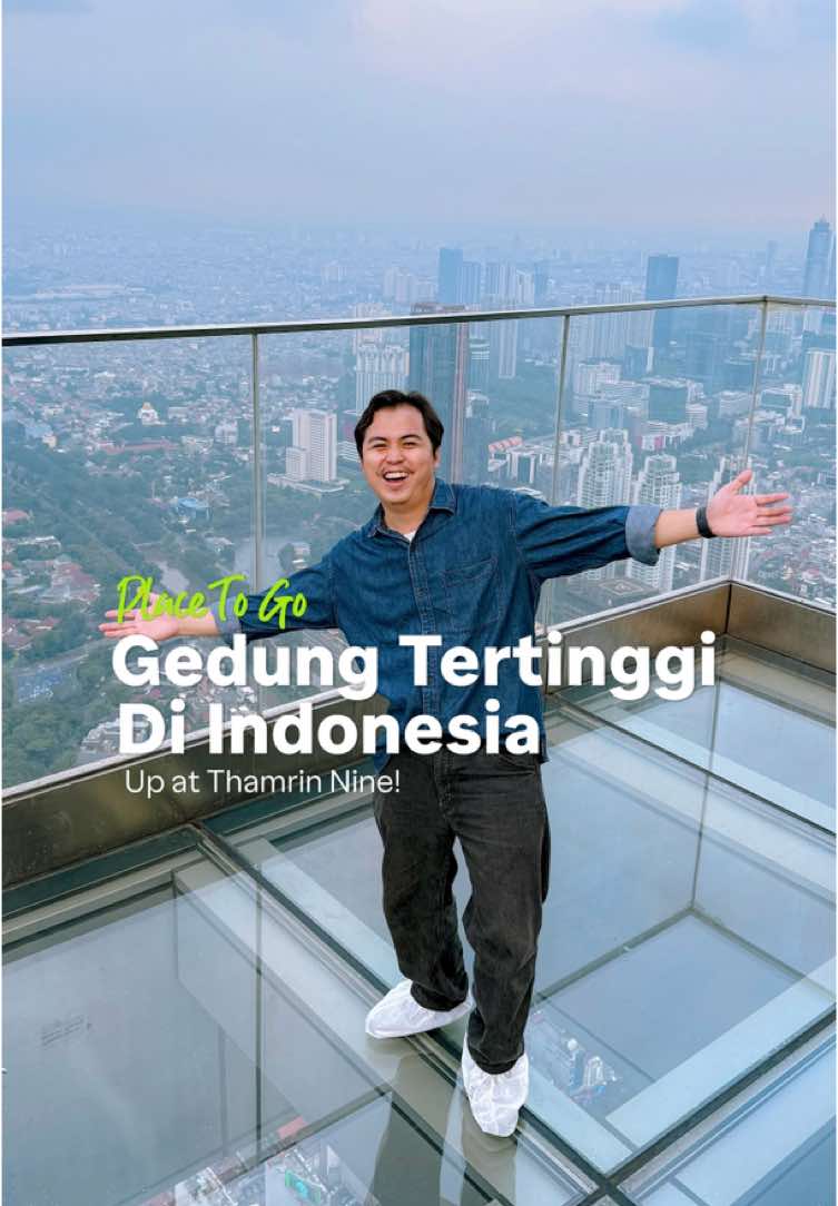Akhirnya Indonesia punya skydeck sekeren ini! Bayangin berdiri di lantai kaca setinggi 385 meter, sambil lihat cantiknya langit Jakarta dari gedung tertinggi di Indonesia! Up at Thamrin Nine akan resmi dibuka untuk umum mulai 8 Juni 2025. Ini dia info HTM-nya: • Peak hours (16.00–21.00): Rp135.000 • Dewasa: Rp100.000 | Anak-anak: Rp70.000 (durasi 2 jam) • Promo pre-opening: Beli 3 tiket dapet 5 (sebelum 8 Juni!) • Buka weekday: 10.00–22.00, weekend: 09.00–23.00 • Tiket bisa dibeli di loket.com / www.up-thamrinnine.com Yang paling seru? • Naik lift tercepat langsung ke lantai 99 dalam waktu kurang dari 40 detik! • Masuk ke immersive room • Berjalan di atas kaca sambil nikmatin city view Jakarta yang epic banget—terutama pas malam hari! Save & share info ini ke teman-teman kamu. Yuk buruan ke Up at Thamrin Nine! #UpAtThamrinNine #JakartaSkyDeck #WisataJakarta #TempatHitsJakarta #CityViewJakarta #SkyExperience #HiddenGemJakarta #loketcom