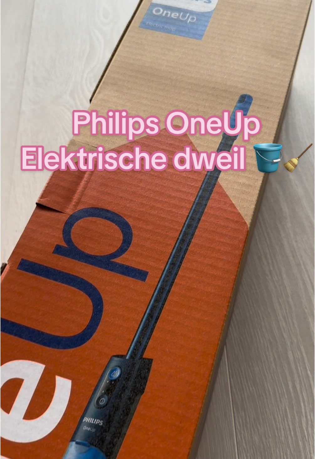 Ik was dat geknoei met die emmers en vies water zoo beu!  Eindelijk heb ik hem gevonden, de elektrische dweil, Philips OneUp.  Er zijn twee varianten: de 3000 series en de 5000 series.  Ik heb de 5000 series en i loove it 😍🫧. De dweil heeft twee geïntegreerde waterresevoirs. Je dweilt altijd met proper water, terwijl al het vieze water wordt opgezogen.  Met twee kinderen in huis is dit echt wel een lifechanger 😊 @Philips Home Living Nederland @Bol.com dingen opzoeken! @mediamarktbe #philips #philipsoneup #dweilen #elektrischedweil #CleanTok #asmrsounds #asmrsounds #kuistiktok #kuis #vloer #mfyp 